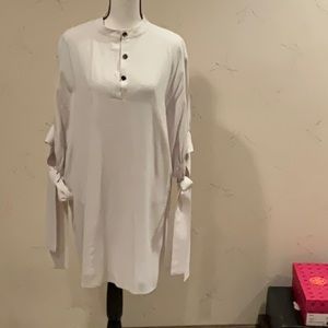 Very pretty short dress by Club Monaco.  Off white color